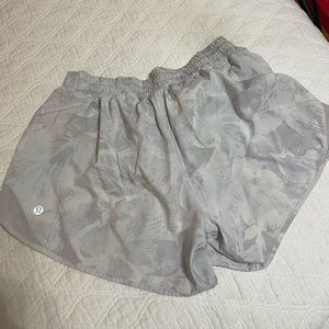Lululemon Hotty Hot 4” Tall size 8